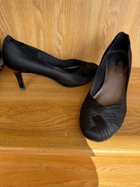 FIONI Clothing Black Satin Mid Heel Pumps